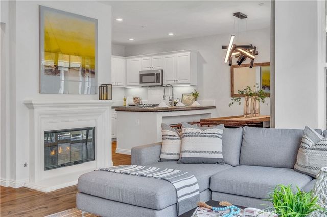 1800 Oak 328, Torrance.