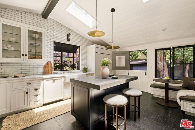 6424 Ivarene Avenue, Los Angeles