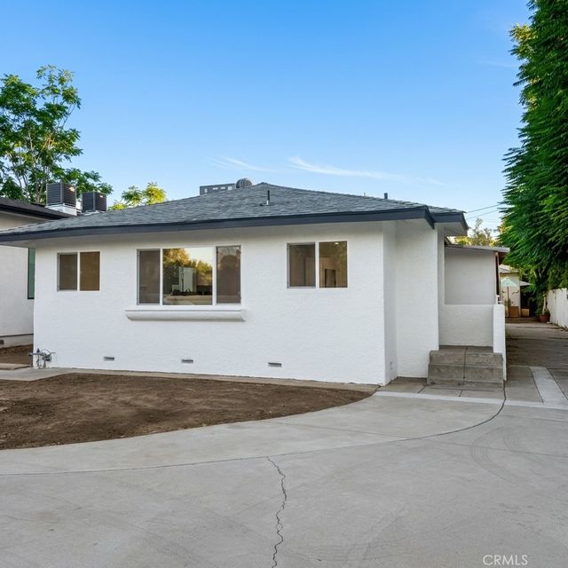 22522 Clarendon, Los Angeles
