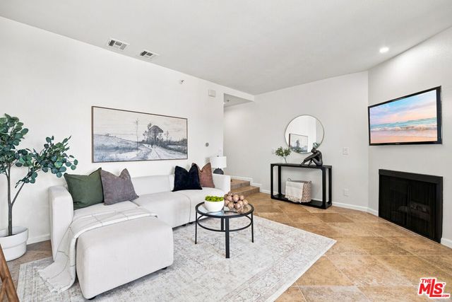 7320 Hawthorn Avenue # 425, Los Angeles