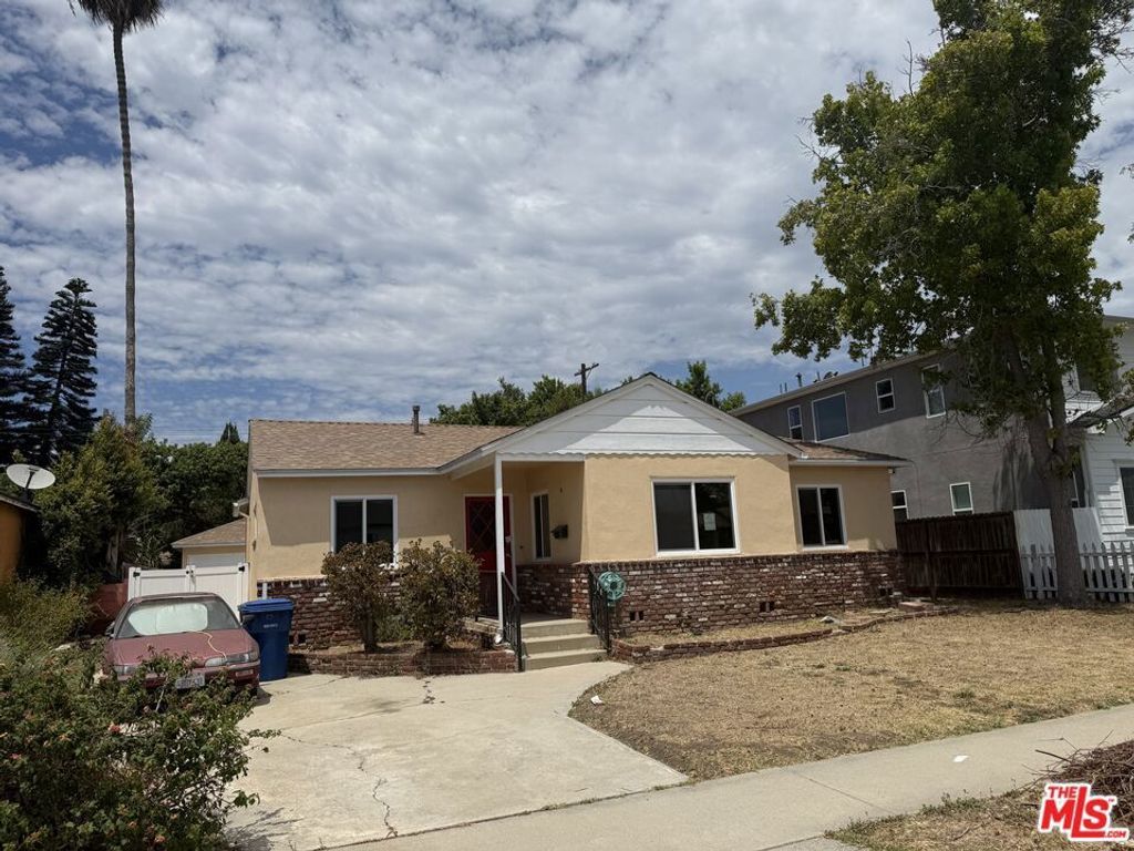 5577 W 82nd Street, Los Angeles