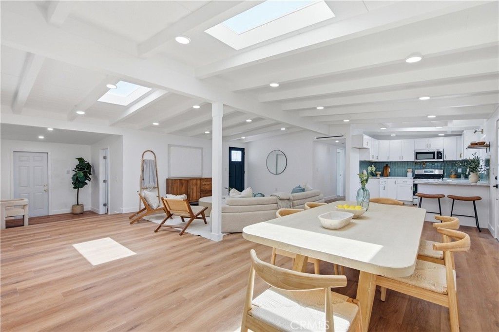 14372 Livingston, Tustin