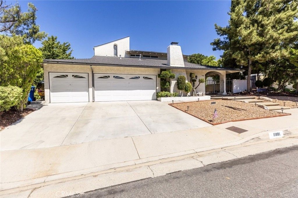 11801 Thunderbird Avenue, Porter Ranch