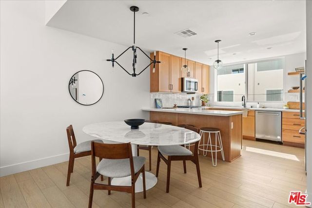 11212 W Victory Boulevard # 7, Los Angeles
