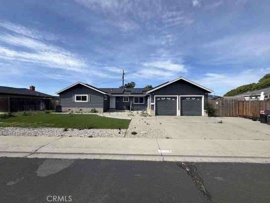 1275 Armstrong, Manteca