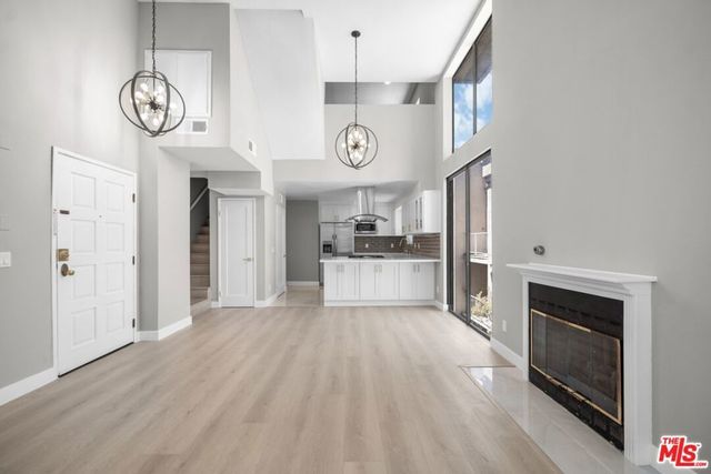 869 S Wooster Street # 301, Los Angeles