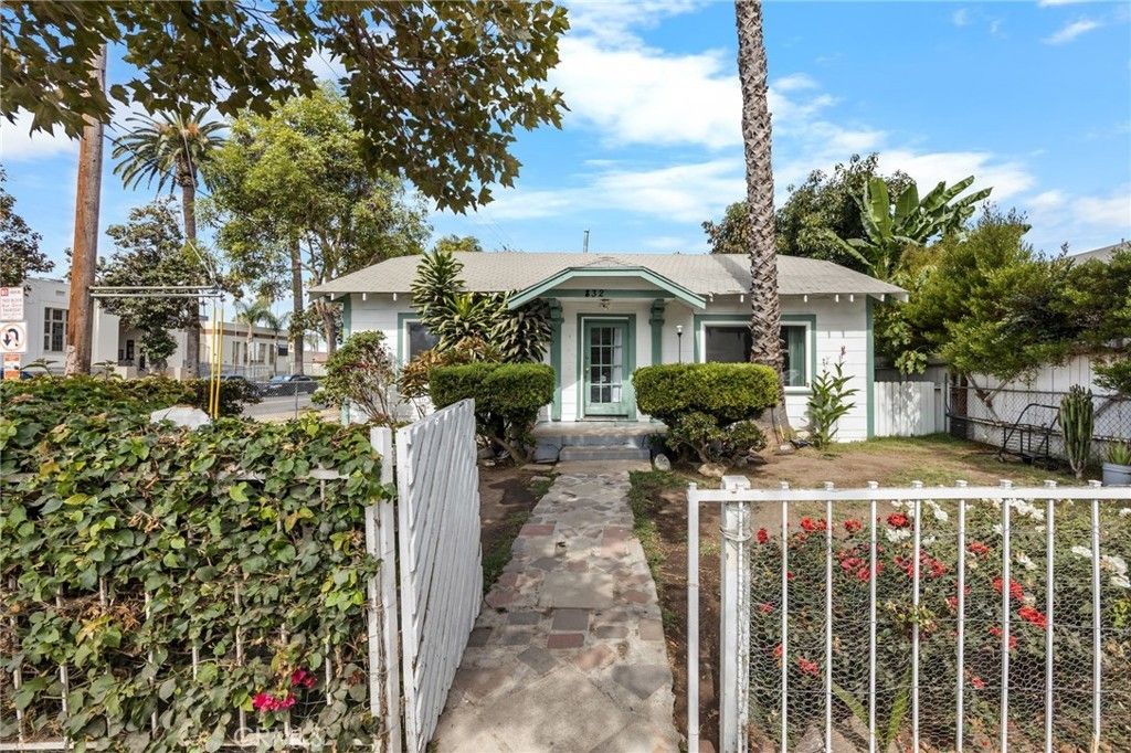 836 South Sycamore Street, Santa Ana