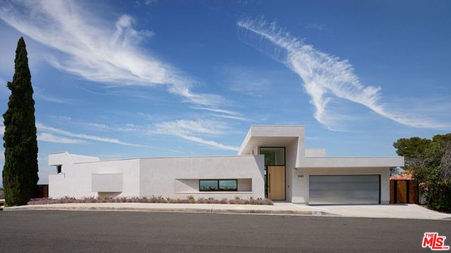 11411 Dona Teresa Drive, Los Angeles