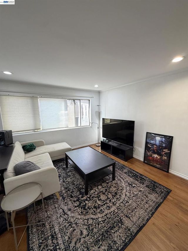 1015 N Kings Rd # 309, West Hollywood