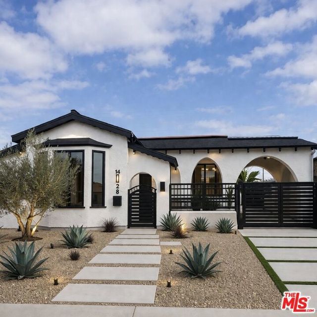 10022 S Manhattan Place, Los Angeles
