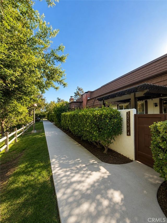 22540 Jeffrey Mark Court # 4, Chatsworth