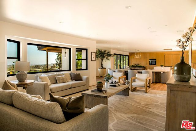 122 Patrician Way, Pasadena