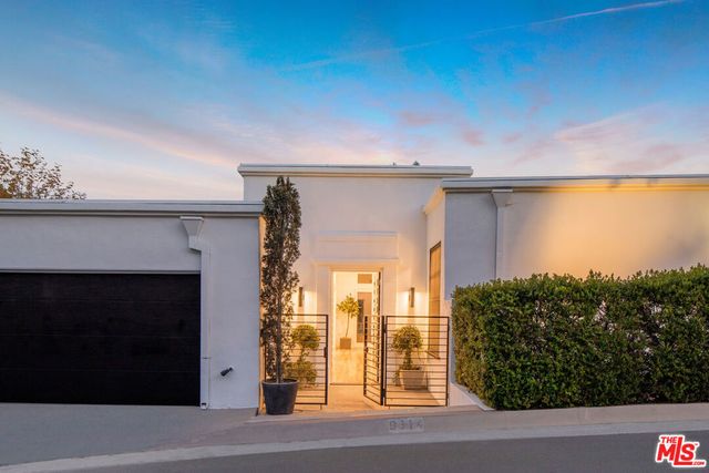 9314 Lloydcrest Drive, Los Angeles