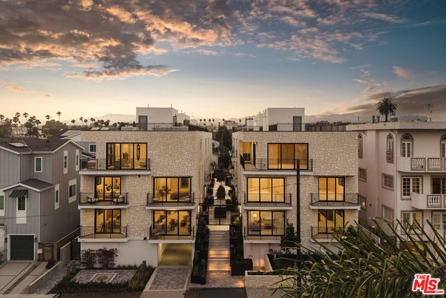 11967 Mayfield Ave # 108, Los Angeles