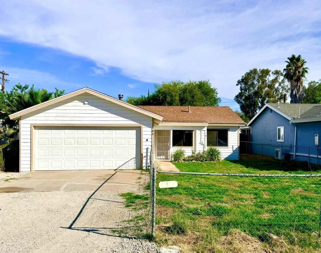 945 E Street, Ramona