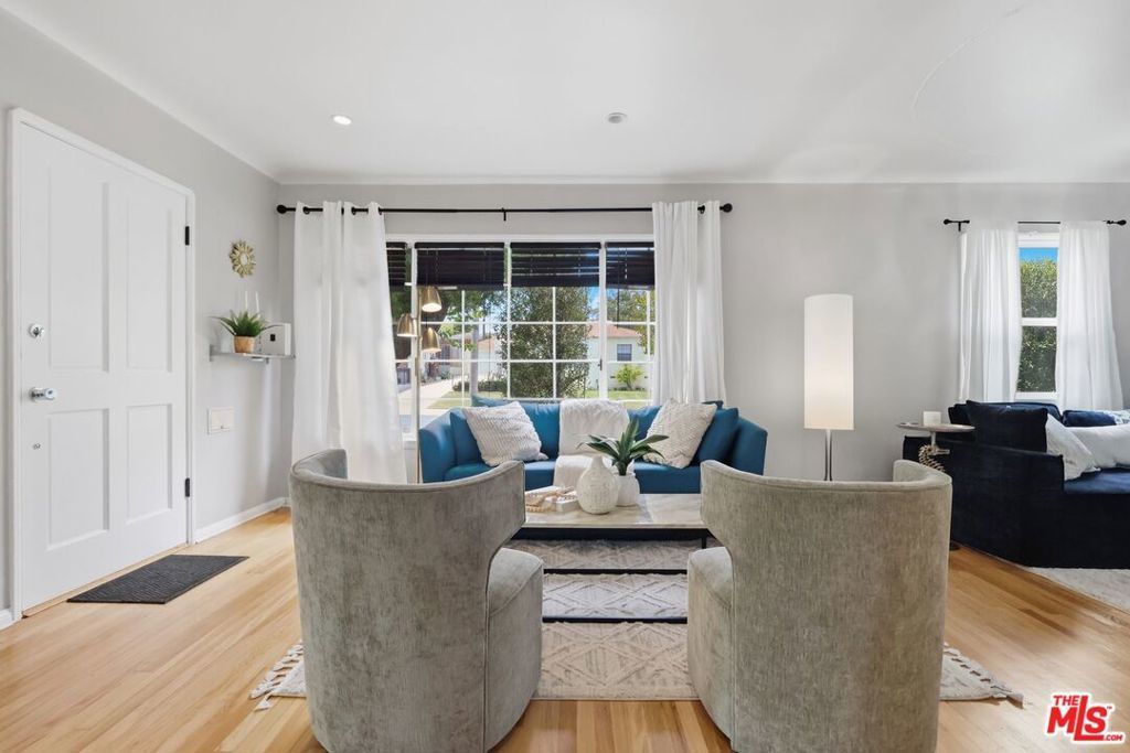 7870 Truxton Avenue, Los Angeles