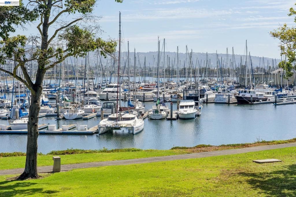 48 Invincible Ct # F19, Alameda
