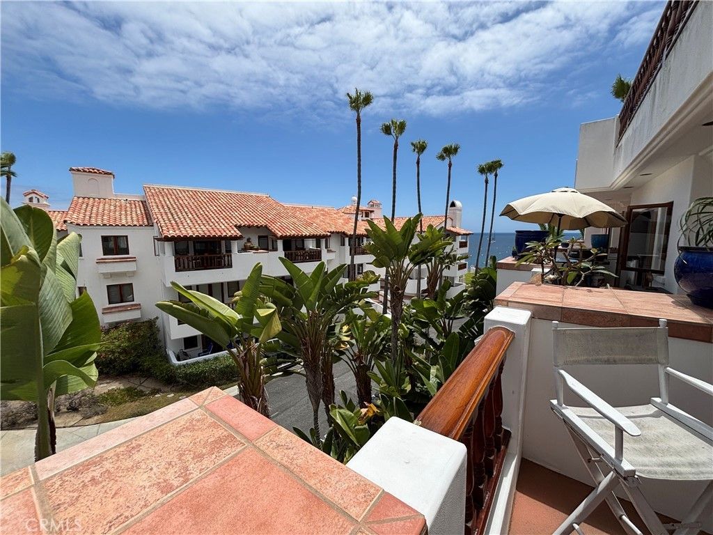 50 Playa Azul, Avalon
