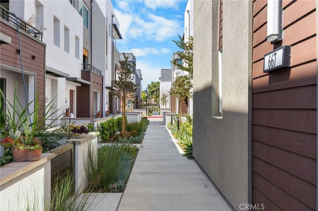 669 S Lyon Street, Santa Ana