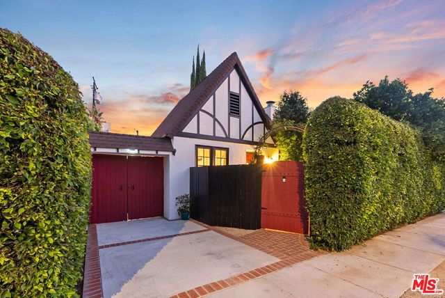8818 Rosewood Avenue, West Hollywood