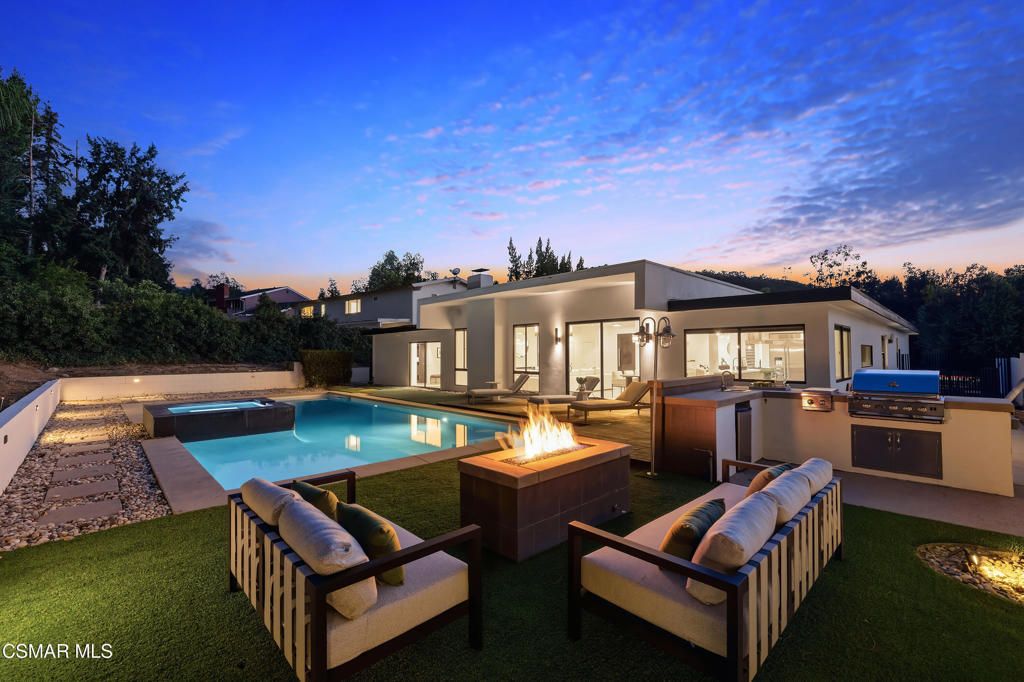 4400 Topanga Canyon Boulevard, Woodland Hills