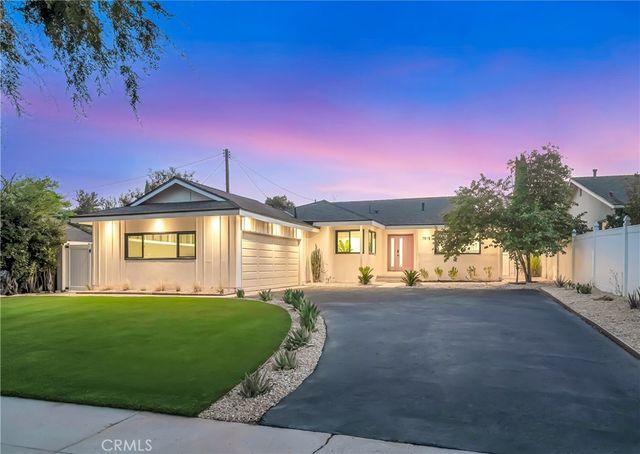 7915 Owensmouth, Canoga Park