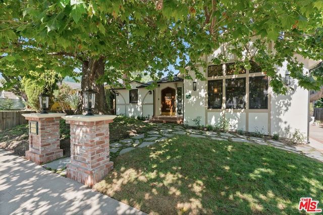 224 N Bowling Green Way, Los Angeles