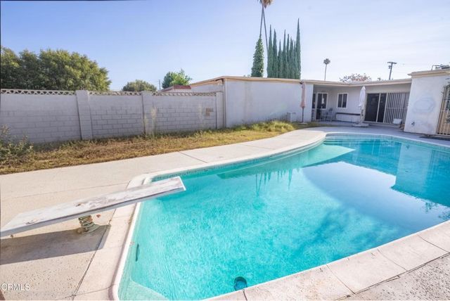 7511 Shoup Avenue, Los Angeles
