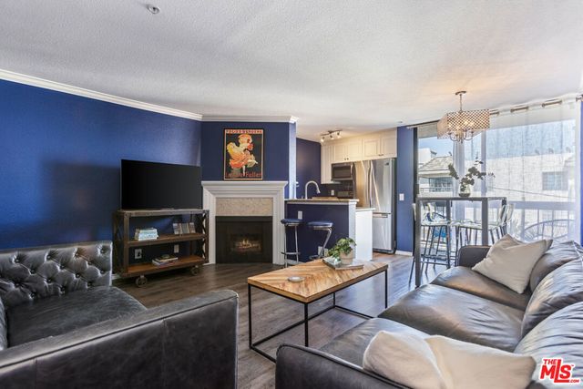 7320 Hawthorn Avenue # 215, Los Angeles