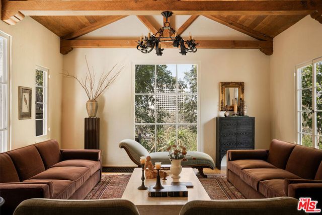 3895 Fredonia Drive, Los Angeles