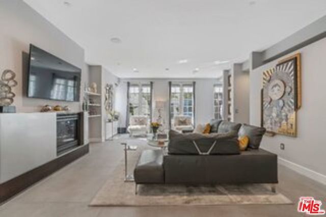 1250 N Harper Avenue # 302, Los Angeles