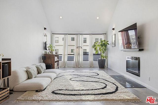 1900 Vine Street # 303, Los Angeles