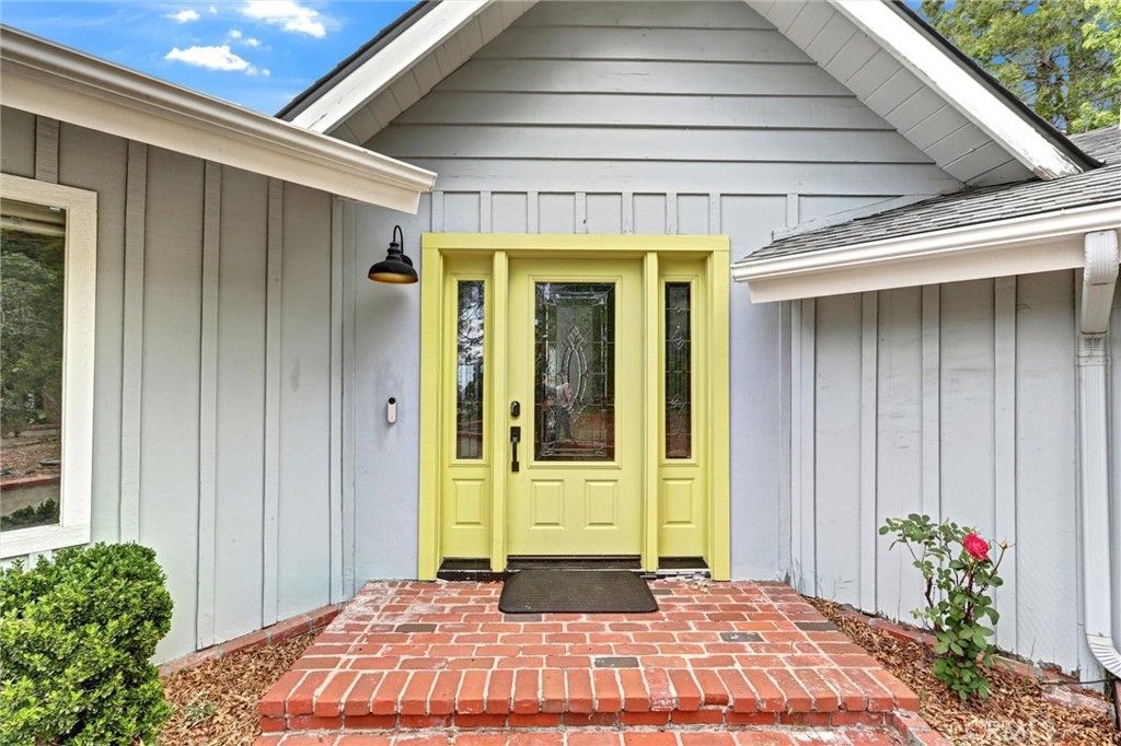30396 Live Oak Drive, Running Springs