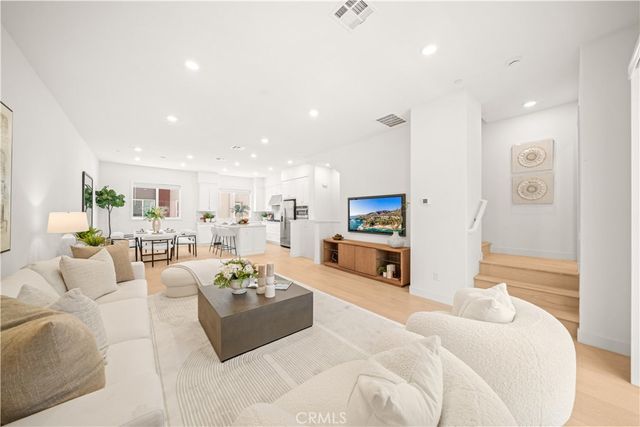 271 Lynx, Irvine