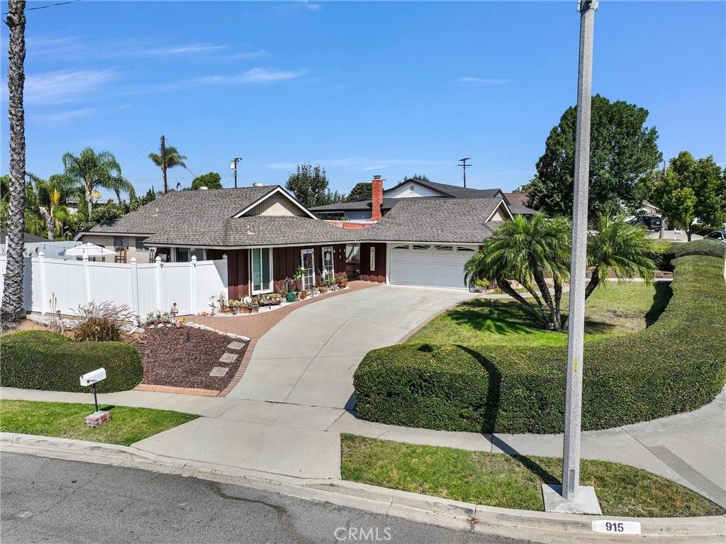915 Carlson, Brea