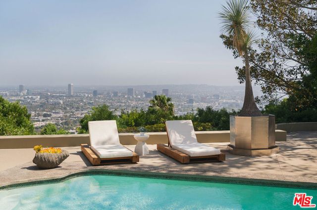 8540 Hedges Way, Los Angeles