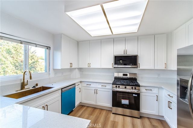 8851 Independence Avenue # Apt 33, Los Angeles