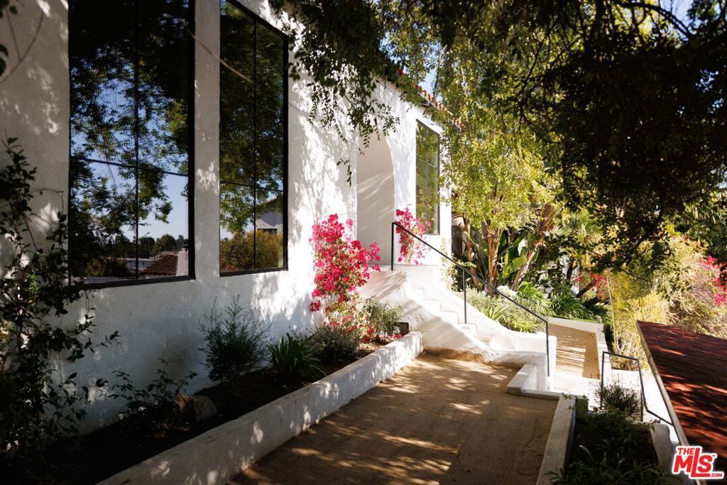 4300 Ambrose Avenue, Los Angeles
