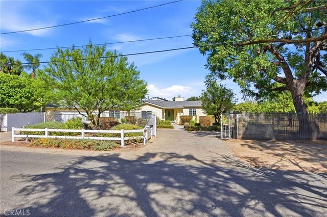9920 Shoup Avenue, Chatsworth