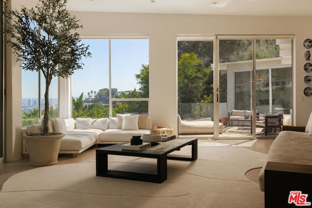 8618 Franklin Avenue, Los Angeles