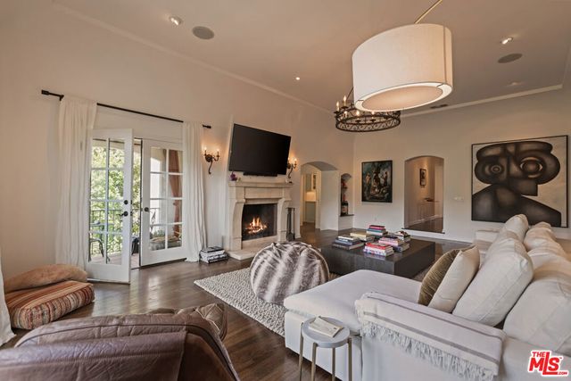 3145 La Suvida Drive, Los Angeles