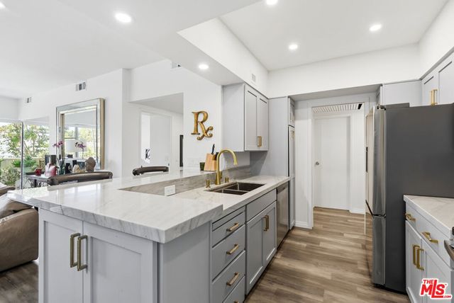 7135 Hollywood Boulevard # 206, Los Angeles