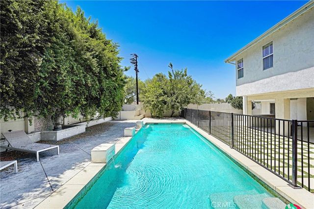 22450 Collins, Woodland Hills
