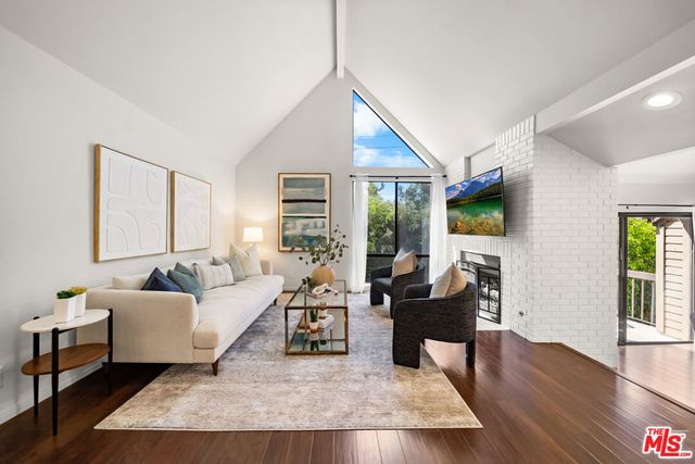 835 S Lucerne Boulevard # 310, Los Angeles