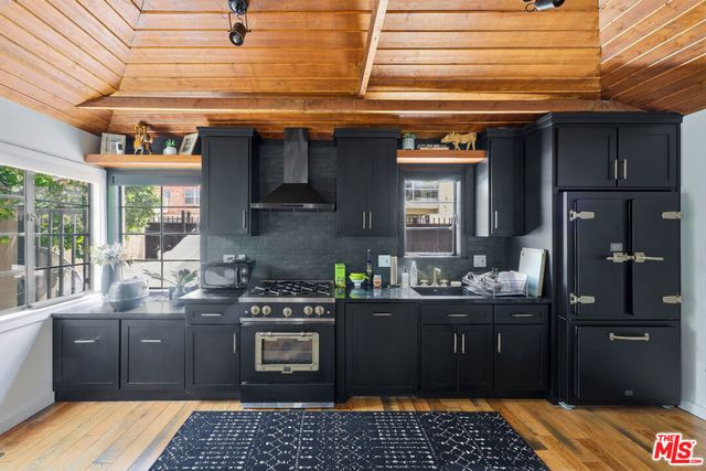 526 Victoria Avenue, Los Angeles