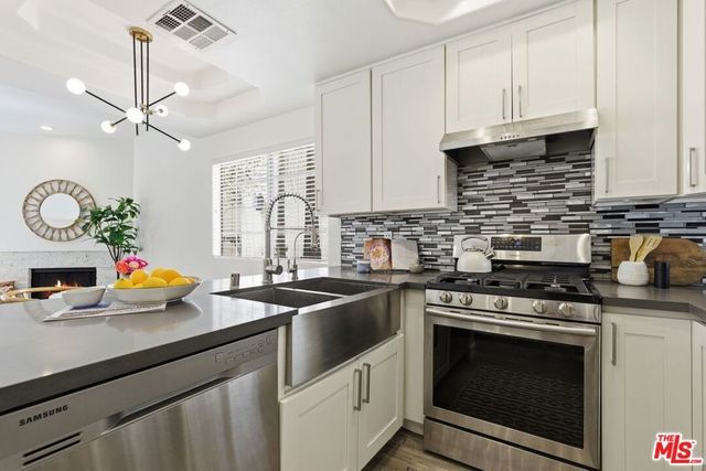 11110 Camarillo Street # 122, Toluca Lake