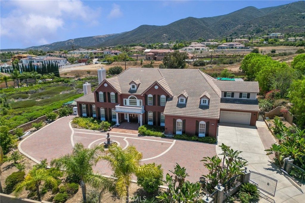 1150 Sandra, Corona