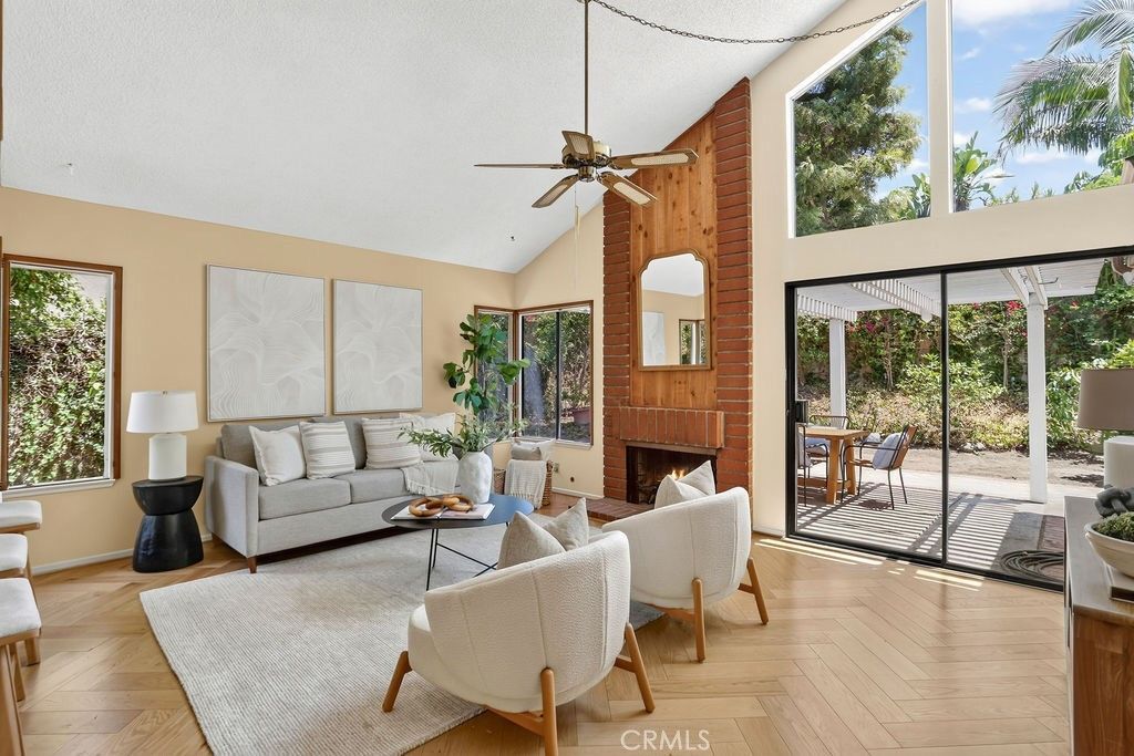 21 Glorieta W, Irvine