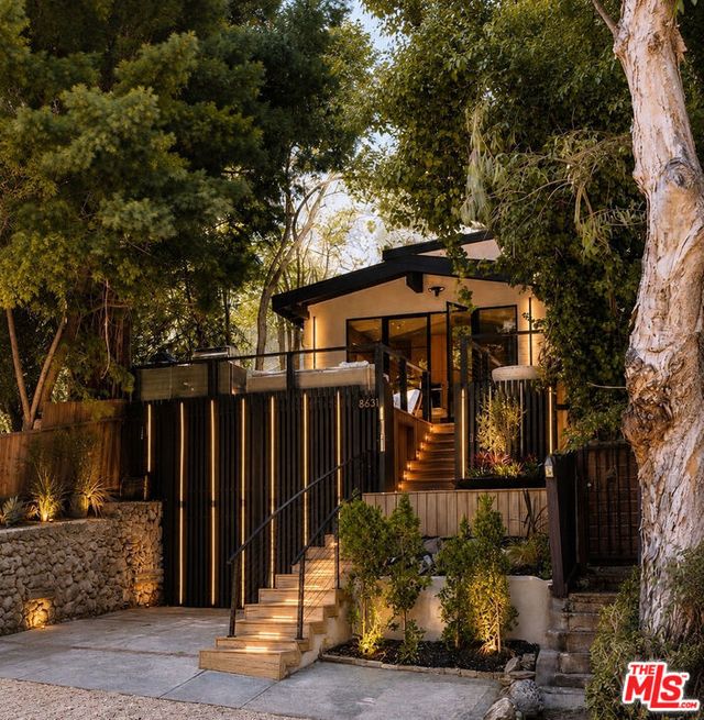 8631 Lookout Mountain Avenue, Los Angeles