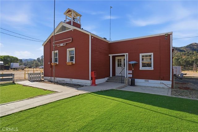 15782 Caliente Creek, Caliente